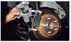 Руководства по ремонту Ford Focus II: замена тормозных колодок тормозного механизма заднего колеса