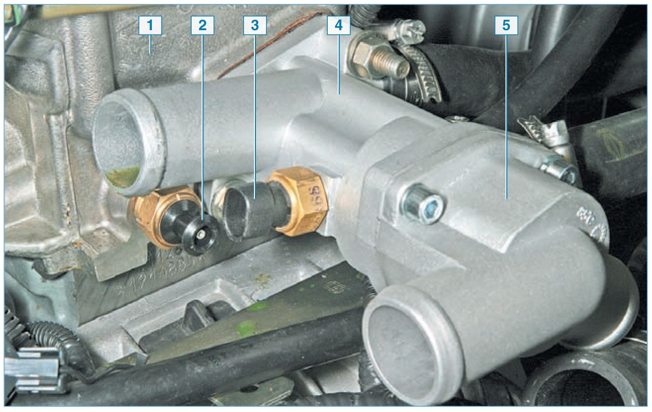 Датчик рядом с термостатом ВАЗ 2110