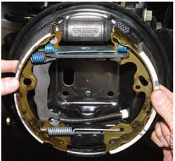 Замена тормозных колодок заднего колеса (барабанный тормозной механизм)