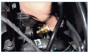 Где находится датчик температуры охлаждающей жидкости на Форд Фокус 1, 1.8, седан?