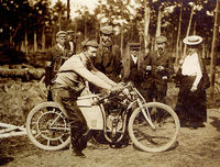 1905 год. Франция. Первое место. Вацлав Клемент стоит рядом с мотогонщиком
