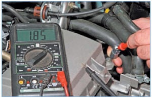 Проверка датчика положения коленчатого вала и его цепей Renault Sandero