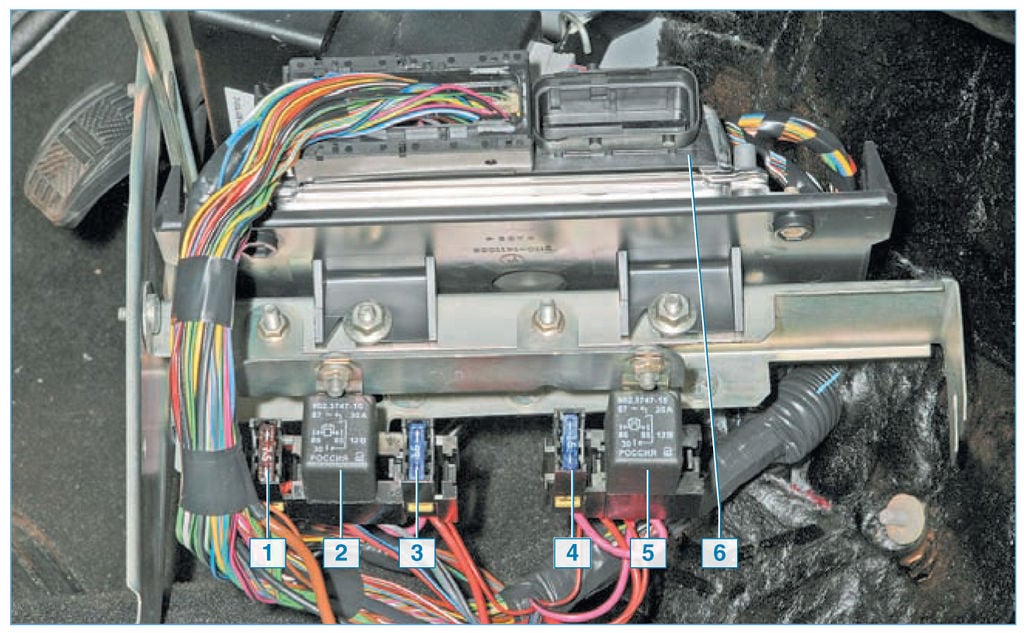 Где находится блок управления реле. Блок предохранителей Приора ЭБУ. Главное реле 2170. Реле ЭБУ Лада Приора. Реле бензонасоса 2170.
